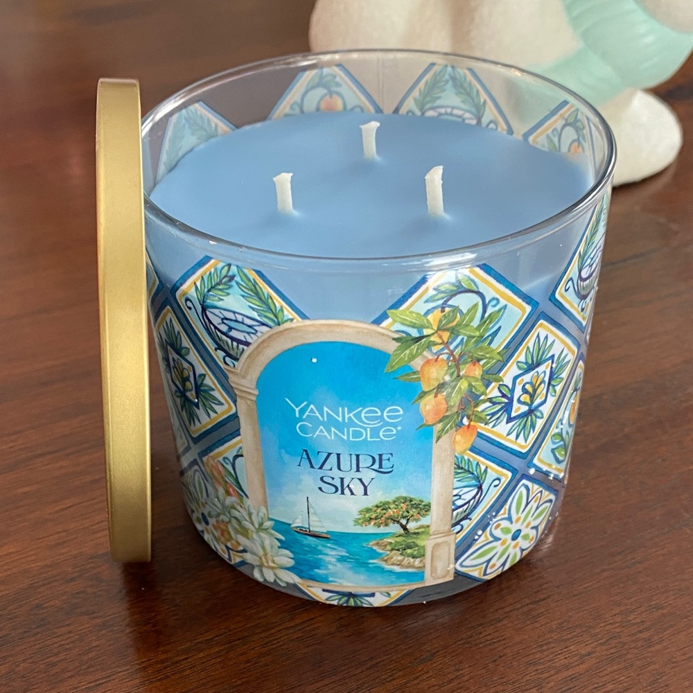 Yankee Candle Azure Sky with Polar Bear Stand - Picture 2 of 5